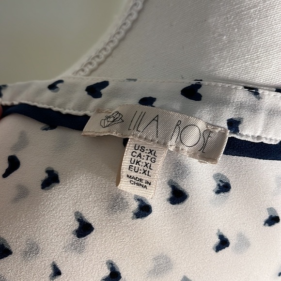 White V-neck blouse with black tiny hearts - Picture 5 of 6